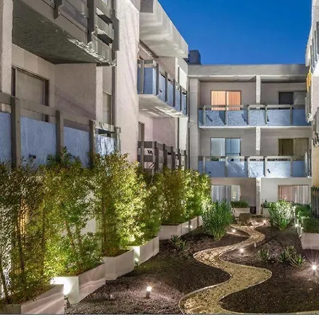 Elegant Hollywood Condo With Balcony & Pool